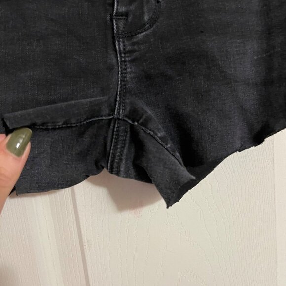 Maurices Women's Black Wash Stretch Whiskered Cut Off Jean Shorts Size Small - Picture 5 of 6